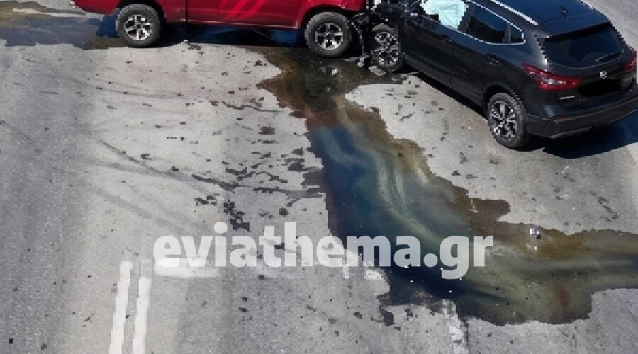 Σφοδρή σύγκρουση οχημάτων στη Χαλκίδα: Στο νοσοκομείο μεταφέρθηκε ηλικιωμένος οδηγός μετά το τροχαίο
